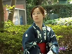 Sharking video shows a Japanese chick in a xxxnxxxx karton4 in a park