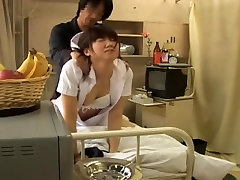 日本鬼子的顽皮护士得到满了她的老年患者