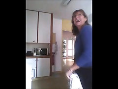 Spy budok koloh Woman in kitchen