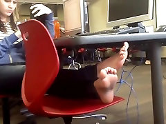 Candid Teen piante dei Piedi in un College Computer Lab