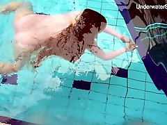 Rossa Simonna mostrando il suo corpo sottacqua
