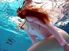 Rossa Simonna mostrando il suo corpo sottacqua