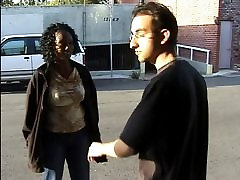 Escena Interracial con negros de la muchacha y el hombre blanco