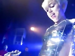 Fãs passando o dedo na buceta de Miley Cyrus