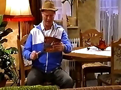 Hausmeister Krause liest ein Porno Heft