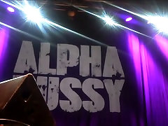 Carolin Kebekus zeigt ihre Alpha Pussy unreal hot on stage