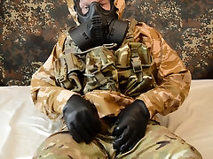 Brytyjski wojskowy, maska przeciwgazowa i folia przeciwdeszczowa wank