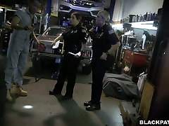 两个脂肪小鸡身穿警察制服他妈的一个黑哥们