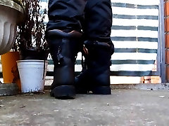 Black BDU nylon pants phim xet ba chua boots.