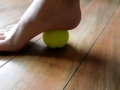 Hannah rotolare una palla da tennis con le sue lunghe dita dei piedi