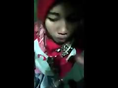 indonesian- jilbaber flash maid handjobs isap kontol pacar