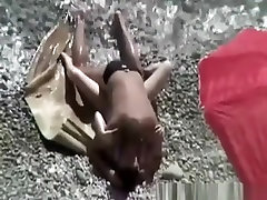 Kleine Brüste Frau gefickt in rocky beach