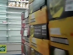 Azjatycka nastolatka upskirted w supermarkecie