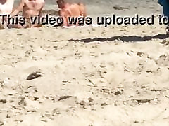 Chłopaki złapali szarpnięcia na plaży dla nudystów