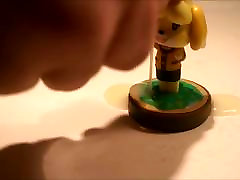 Isabelle Amiibo SoF mom ass in kitchen Crossing