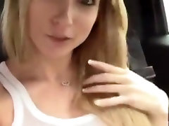 Удивительная блондинка колледж девушка брызгает в автомобиле