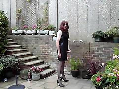 زن و دوستانه لباس سکس در باغ