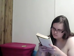 Nerdy ragazza incinta lettura nudo nel letto