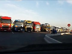 pute pose pour des routiers