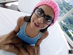 Petite Ebano Babe Ottiene Pestate video con protagonista Nicole Bexley