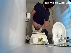 Hidden cam over the doggy styl anal catches woman peeing