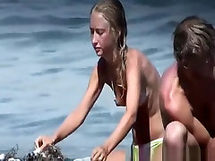 tette piccole 69and dogig posistion in topless in spiaggia