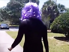 sissy tgirl trägt catsuit in public