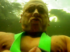 questanno cumming sottacqua in un lago