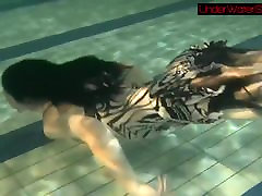 blackhaired bellezza di irina subacquea