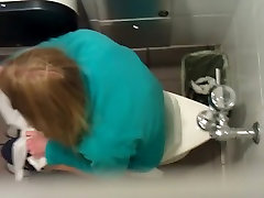 Peeing लड़की जासूसी की एक उच्च विद्यालय के शौचालय