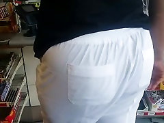gros cul black milf en pantalon blanc