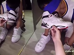è¸©å°„ç±ƒçƒå°å¸¥å“¥Step to cum with basketball shoe