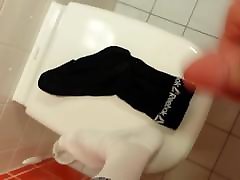 Huge load on turkish wifes friend free socks - Fette Ladung auf schwarze socks