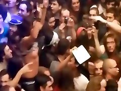 foxy polluelos disfrutar de flashear el concierto de rock de los públicos con las tetas y llegar a sex mom teen boy por los extraños