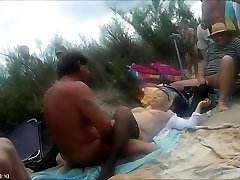 seks na plaży dla nudystów złowionych na taśmie podglądaczem