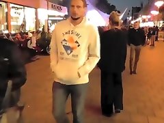 شجاع, ادرار در وسط خیابان شلوغ!