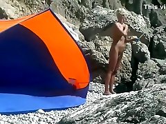 voyeur de la caméra sur une plage isolée place de femme nue filmé