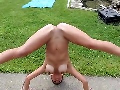 شیطان گرایی می کند headstand برای جمعیت