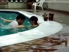 porno clandestino In Swimming Pool