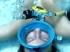Horny free porn daughters mom is licking plump pussy under the water