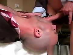Encontrei meu colega dormindo e cai do boca no pau dele
