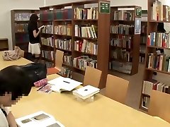 एशियाई स्कूल लड़की शिक्षक धारा में पुस्तकालय