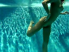 Gorgeous Russian chick shows striptease under the water