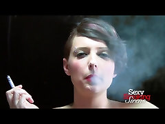 Fumer Fétiche de Mademoiselle Génocide Fume dans la Lingerie