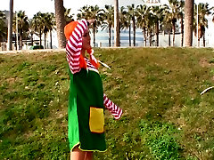 लाल बालों वाली Pippi LongSucking पकड़ा और एक अजीब