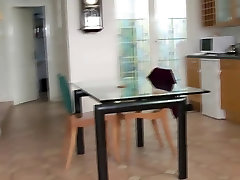Młoda brytyjska dama chce przelecieć staruszka