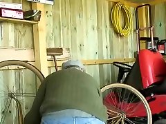 Malaury, cette jolie blonde paye en nature ses loyers à Papy, et se fait baiser par deux bites toutes dures dans une cabane.