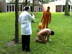 Une maîtresse blonde très family small penis tit maso dompte ses sujets en extérieure