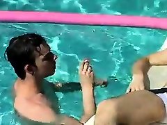 rosyjski mike chłopiec galeria gay basen w czwórkę!