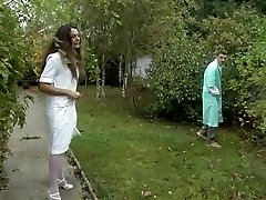 Cette belle infirmière brunette fait son ply vidoe men pour redonner la forme au docteur en le suçant et lui offrant son petit cul